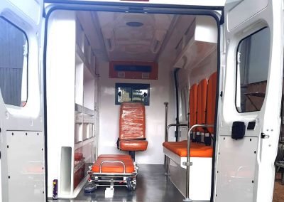 interior ambulancia blanco naranja